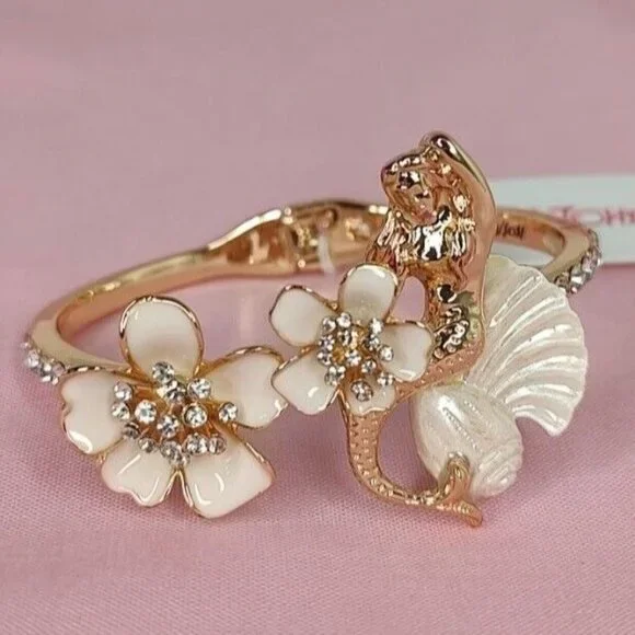 Betsey Johnson Bracelet Shell Yeah Mermaid Hinge Bangle Seashell Crystal Enamel - Picture 3 of 13